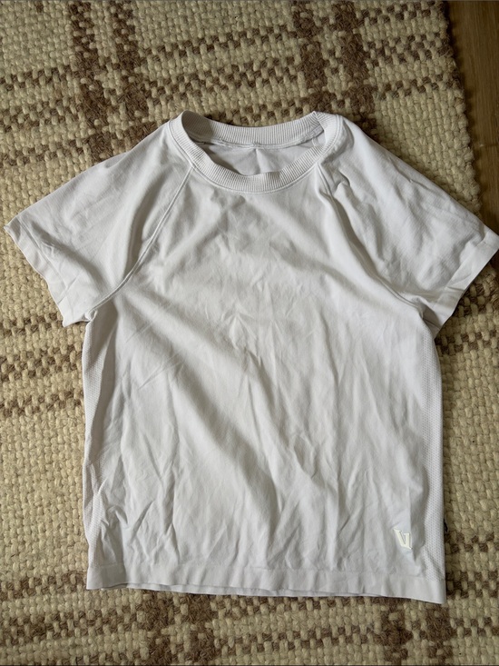 Vuori Tops - Vuori Short Sleeve Seamless Surge Tee White